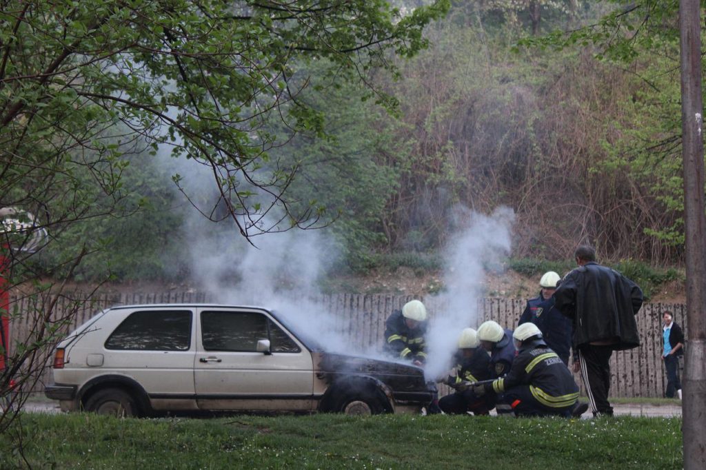 car, fire, firefighters-2593538.jpg